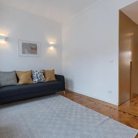 Gervasio Lobato Apartment