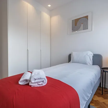 Gervasio Lobato Apartment *