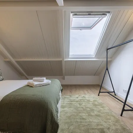 Gervasio Lobato Apartment